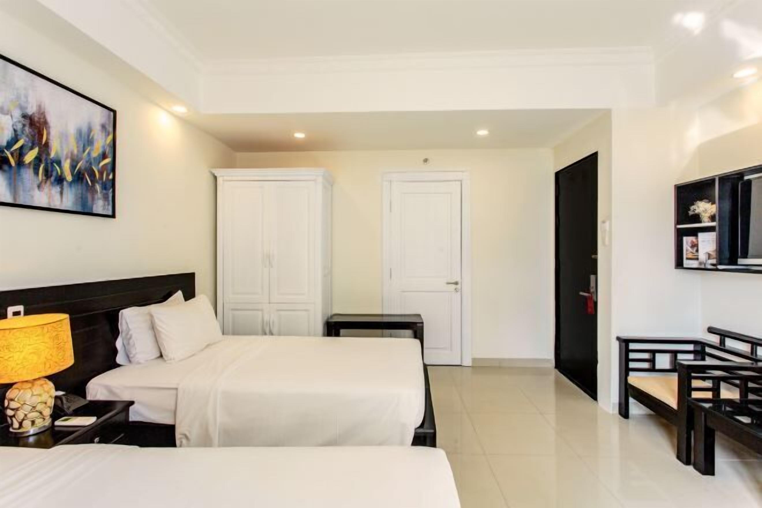 객실 내 금고, 책상, 노트북 작업 공간, 암막 커튼