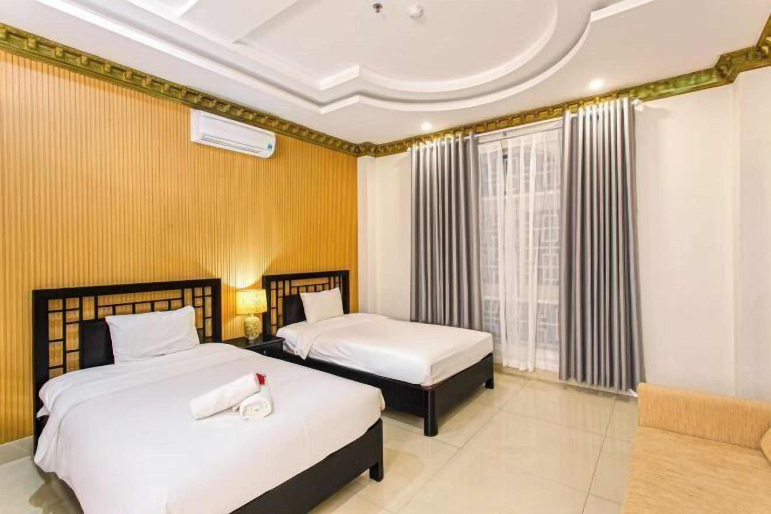 객실 내 금고, 책상, 노트북 작업 공간, 암막 커튼