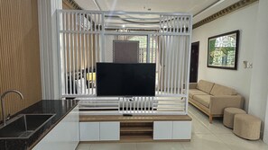 Family Apartment, City View | Living area