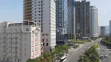 Vista frontal de la propiedad