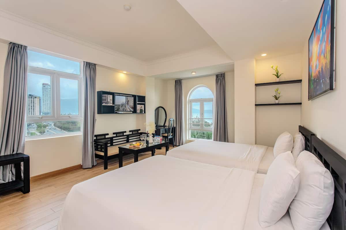 Suite familiar, vistas al mar | Caja fuerte, escritorio, espacio para trabajar con un portátil