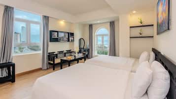 Suite familiar, vistas al mar | Caja fuerte, escritorio, espacio para trabajar con un portátil