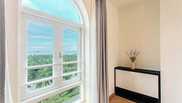 Suite familiar, vistas al mar | Caja fuerte, escritorio, espacio para trabajar con un portátil