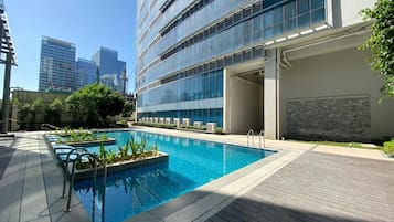 2 outdoor pools