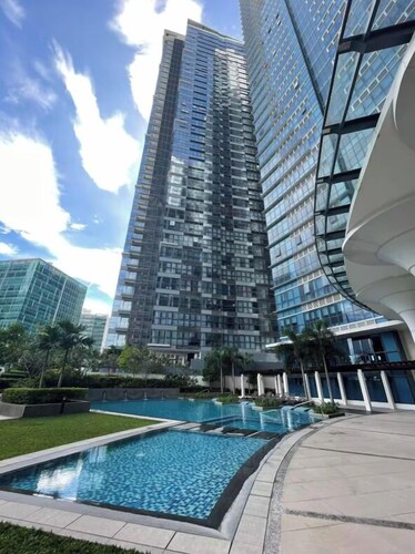 Uptown Parksuites Tower One