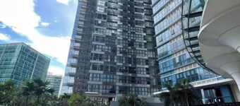 Uptown Parksuites Tower One