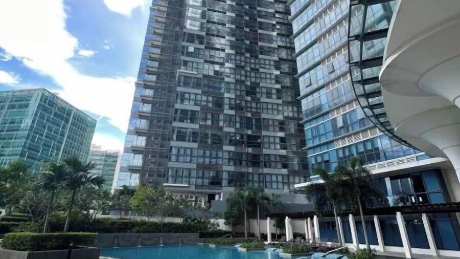 Uptown Parksuites Tower One