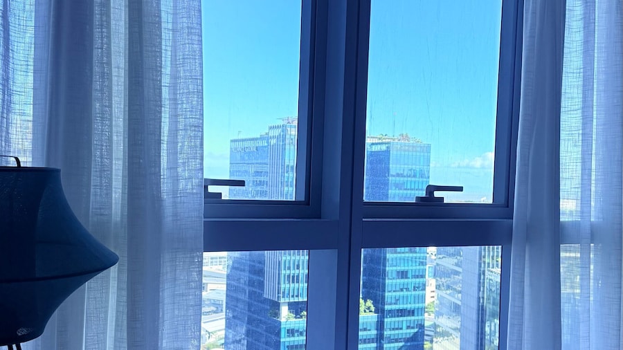 Uptown Parksuites Tower One