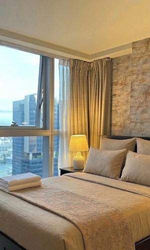 Uptown Parksuites Tower One