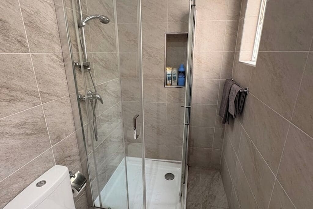 Doccia, asciugacapelli, bidet, sapone