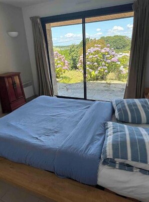 5 bedrooms, iron/ironing board, bed sheets