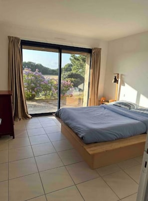 5 bedrooms, iron/ironing board, bed sheets