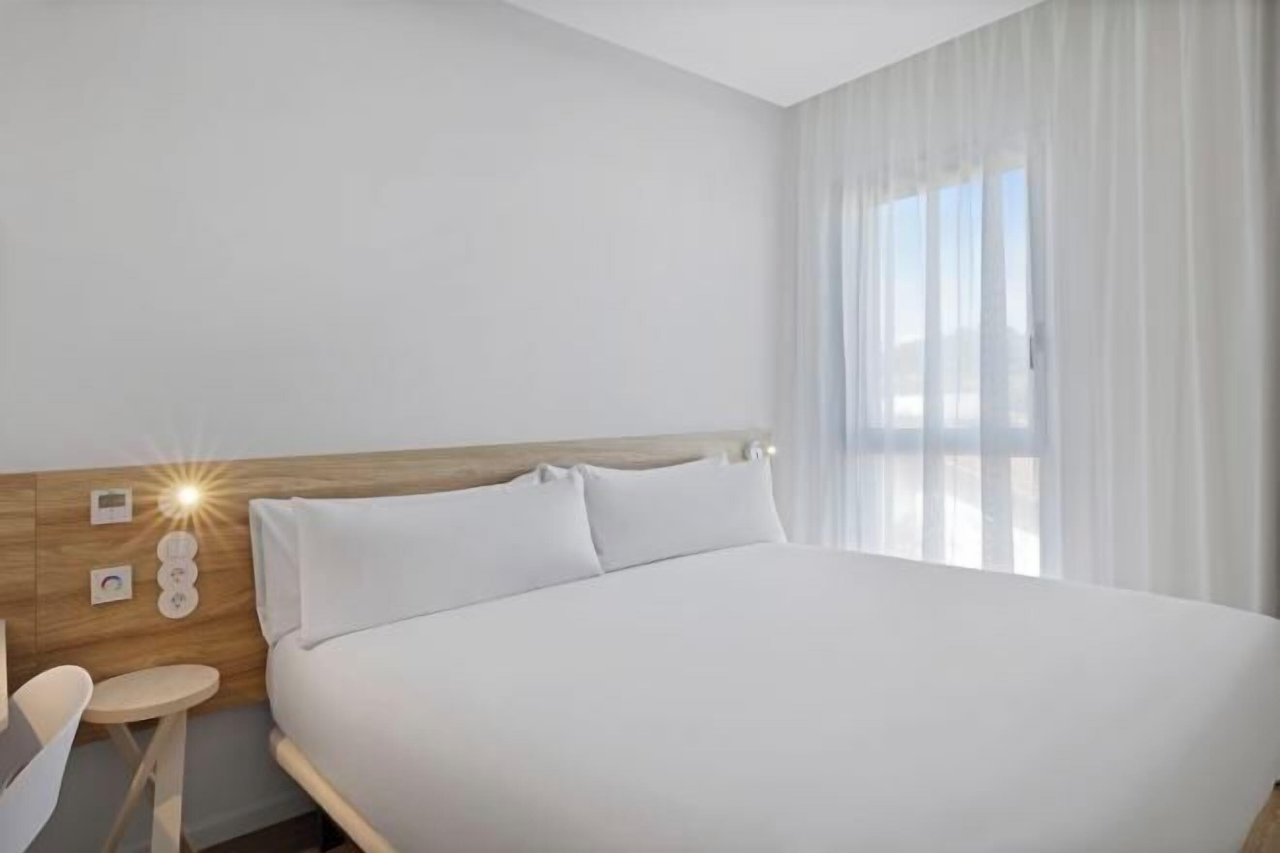 Zimmersafe, Schreibtisch, laptopgeeigneter Arbeitsplatz