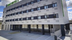A B&B hotel with a modern design, featuring a flat roof and a large parking area. - B&B HOTEL Sevilla Bormujos (Bormujos)