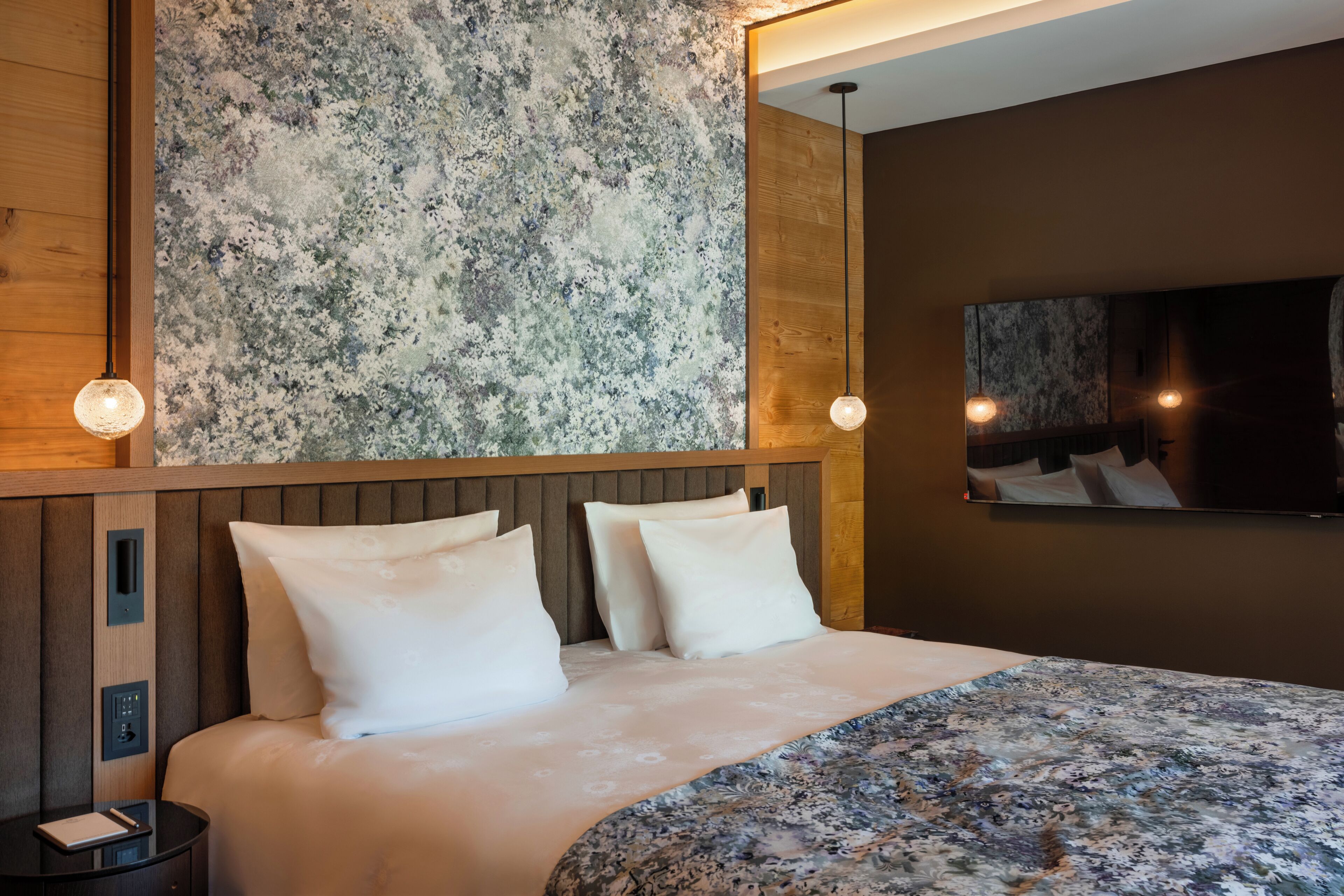 Superior Room, 1 King Bed | In-room safe, desk, free WiFi