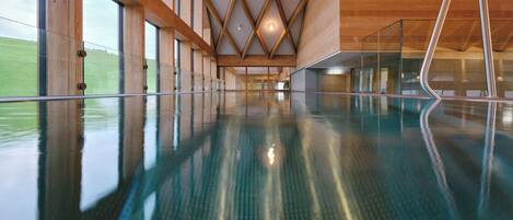 4 indoor pools, 4 outdoor pools