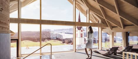 4 albercas techadas y 4 albercas al aire libre