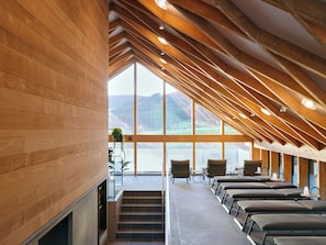 Un sauna, 14 salas de tratamiento, masajes