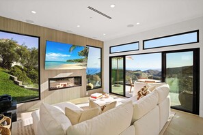 TV, fireplace, books, offices - Samara by Stay Awhile Villas (Malibu)