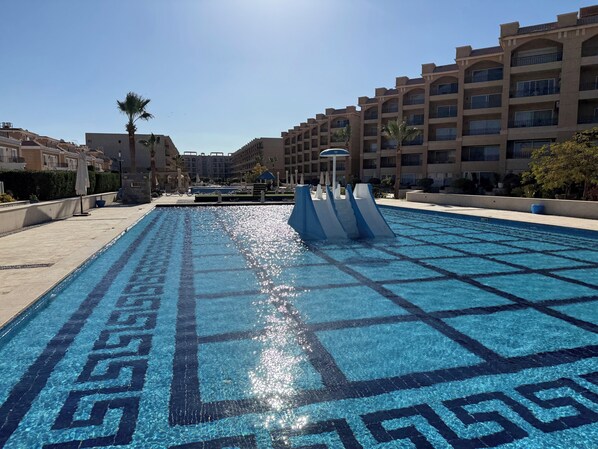 Lejlighed - 2 soveværelser - handicapvenligt - terrasse | Pool | Udendørs pool