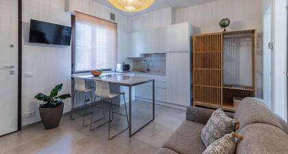A love nest between sea and marble. Shabby chic atmospheres and the scent of saltiness.
