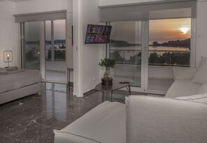 Comfort-Apartment, 2 Schlafzimmer, Meerblick | Wohnbereich | 24-Zoll-Fernseher mit Digitalempfang