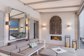 Televisión y chimenea