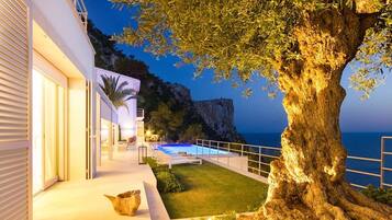 Een verwarmd zwembad