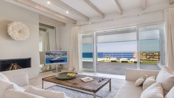 Una televisión, una chimenea, un futbolín