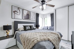 4 bedrooms, desk, iron/ironing board, free WiFi - Modern Paradise | Hot Tub Game Room Swing Set BBQ (San Antonio)
