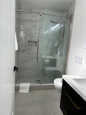 Amenidades de baño ecológicas y secadora de cabello 