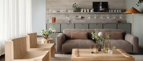 Schreibtisch, laptopgeeigneter Arbeitsplatz, Bügeleisen/Bügelbrett