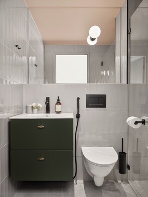 Shower, hair dryer, towels, soap - Bob W Helsinki Kamppi (Helsinki)