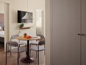 Deluxe-Vierbettzimmer | Schreibtisch, laptopgeeigneter Arbeitsplatz, Bügeleisen/Bügelbrett