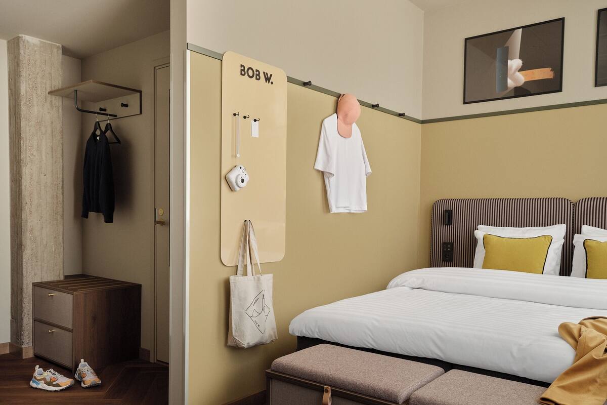 Dobbeltrom – comfort | Skrivebord, skrivebord for bærbar PC, lydisolert og strykejern/-brett