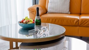 A round glass table with a bottle and a bowl of fruit. - Comfortable vacation home Neukamp 17C Seehütte in an idyllic location near Putbus (Putbus)
