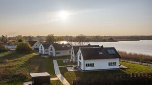 Exterior - Cozy vacation home Neukamp 17D reed hut in a quiet location by the lake (Putbus)