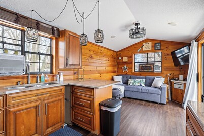 Log Cabin/Funky Jungle at Lakeshore Campground /On Lake/Sleeps 4