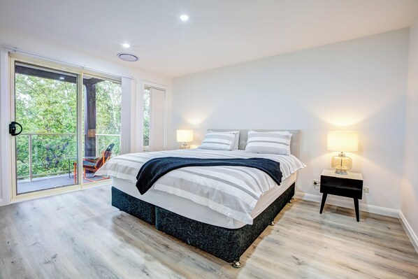 4 bedrooms, iron/ironing board, WiFi, bed sheets