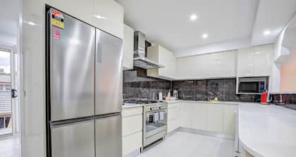 Lakeview Family Retreat: Canberra-Cozy Townhouse!