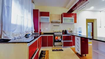 Réfrigérateur, four à micro-ondes, un four, surface de cuisson