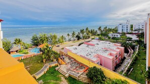 A resort with a swimming pool, a rooftop area, and a view of the ocean. - Kuzuri Kwetu Beachfront Apartments (Mombasa)