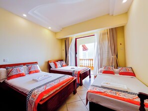 Escritorio, espacio para trabajar con laptop y wifi gratis 