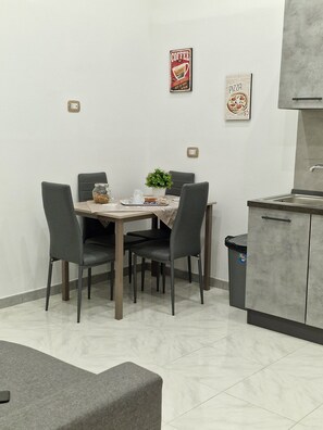Dining - Isabel house (Napoli)