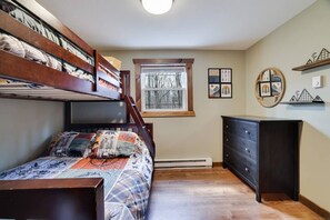 5 slaapkamers, een strijkplank/strijkijzer, reisbedje, gratis wifi