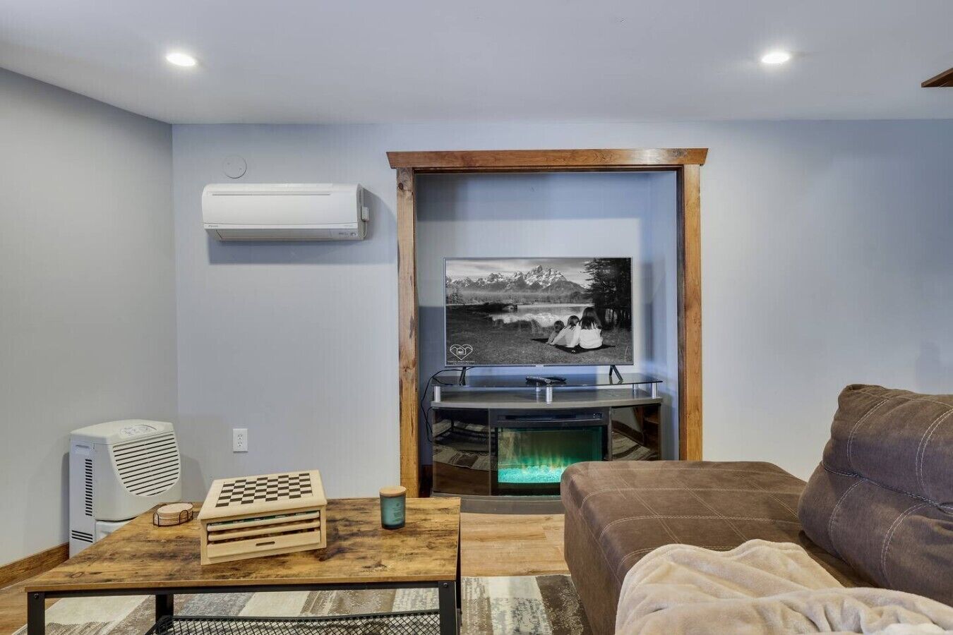 Smart-TV, Kamin, Tischtennisplatte