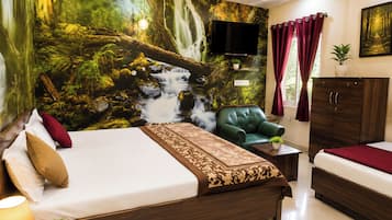 Deluxe Triple Room, Air conditioning | Hypo-allergenic bedding available, desk, bed sheets