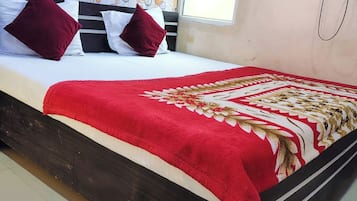 Habitación Deluxe doble, vistas a la ciudad | Escritorio, espacio para trabajar con un portátil, ropa de cama