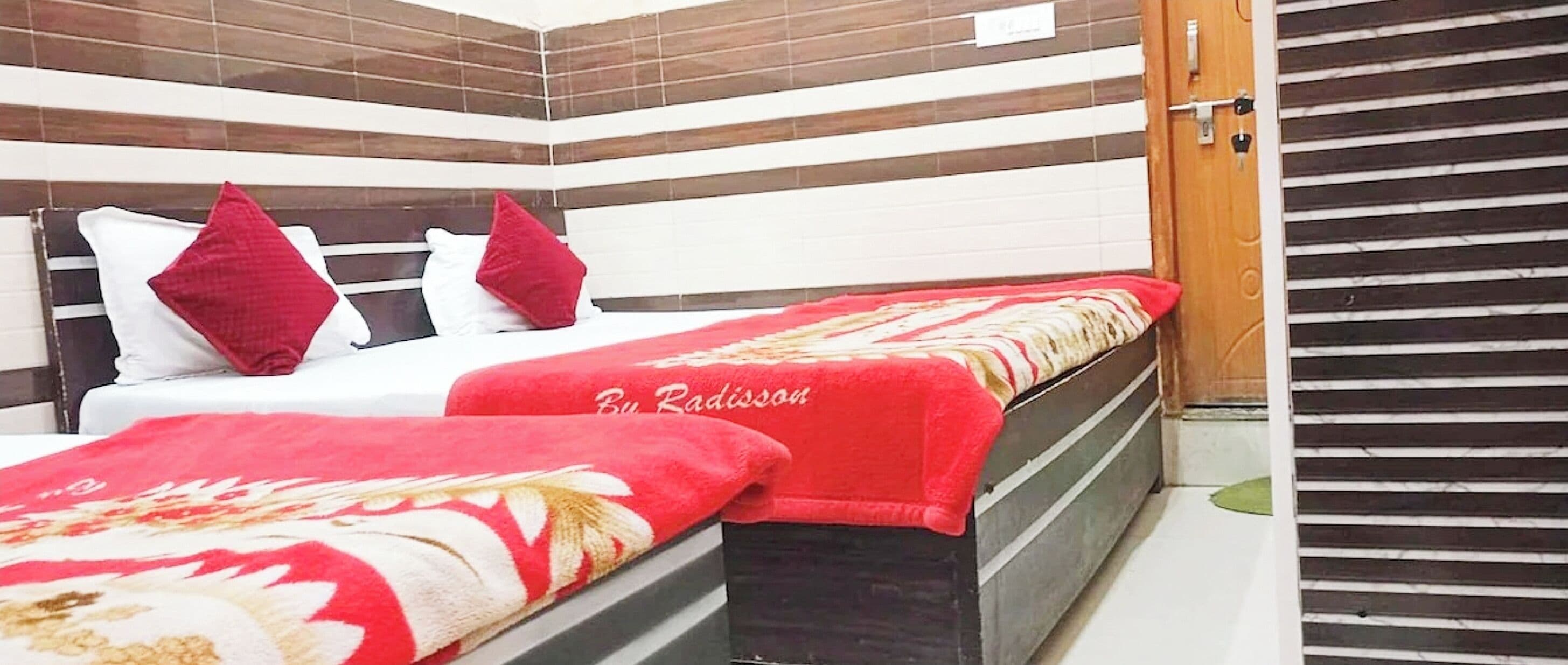 Meja kerja, ruang kerja ramah laptop, dan seprai linen