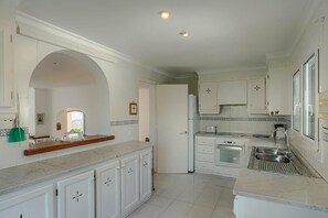 Refrigerador, microondas, placa de cocina